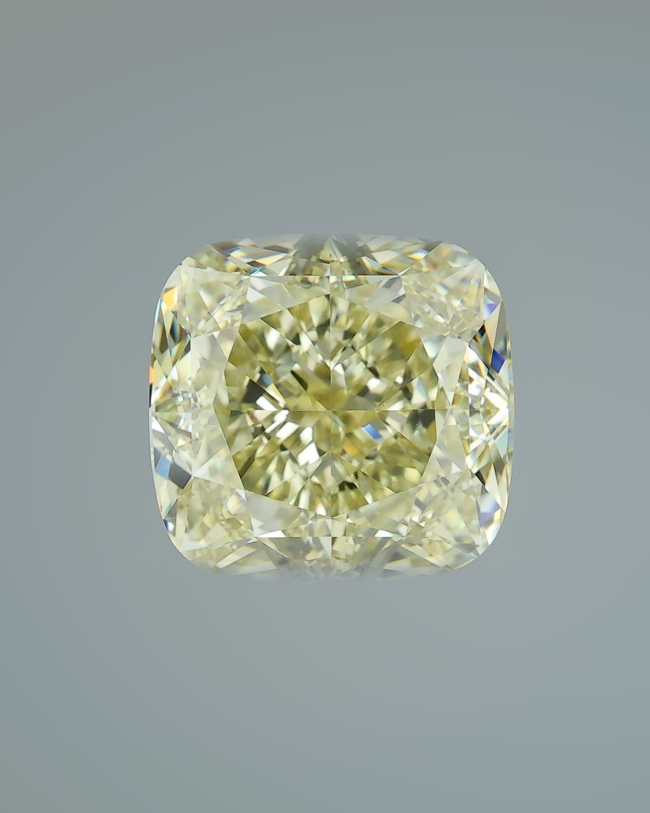 5.04 ct Cushion Fancy Colour Diamond, Fancy Yellow